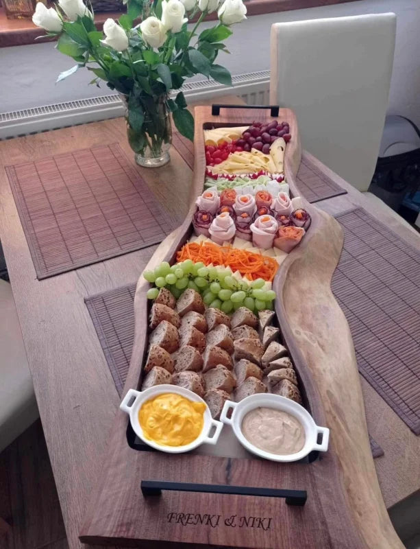 UNIKAT: Meat Maverick – Rustikales XXL Holz Servierbrett mit Metallgriffen aus Ulme für BBQ & Catering | 82 x 33 x 4 cm