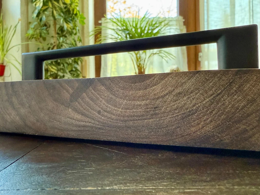 Holz Servierbrett aus Walnuss mit schwarzem Metallgriff für BBQ und Küche