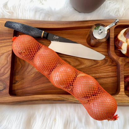 String aus Zwiebeln in orangefarbener Netztüte, ideal für Snackboard aus Ulmenholz kaufen