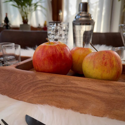 Frische Äpfel auf einem Servierbrett Holz für dein UNIKAT Snackboard Holz