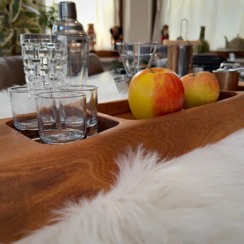 Holz Snackboard mit natürlicher Live-Edge, perfekt als Servierbrett für Käse und Snacks
