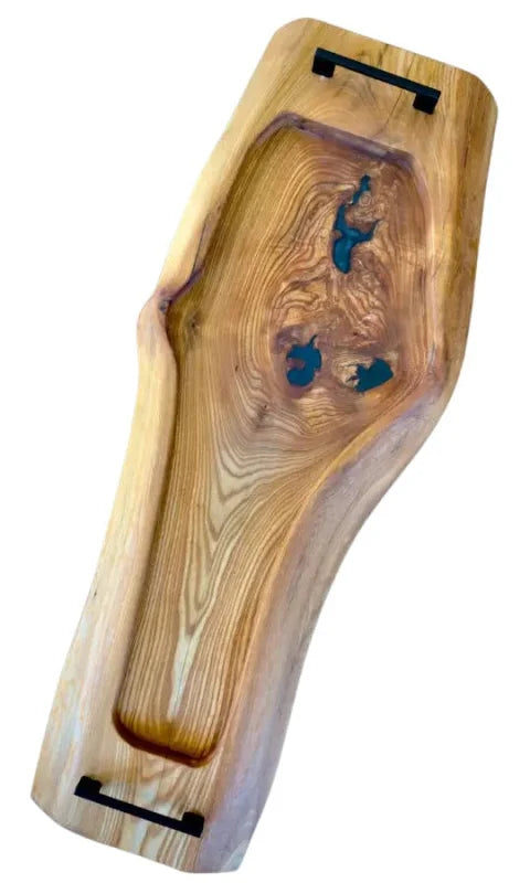 Holz Servierbrett groß mit blauen Harz-Elementen für gelungenes Servieren und Präsentation