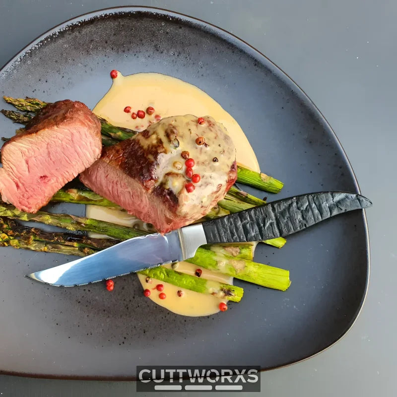 Medium-rare Steak mit Spargel und cremiger Soße im Wahl Steaxs Evolution Set