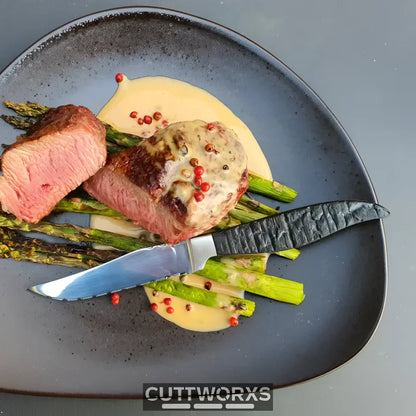 Medium-rare Steak mit Spargel und cremiger Soße im Wahl Steaxs Evolution Set